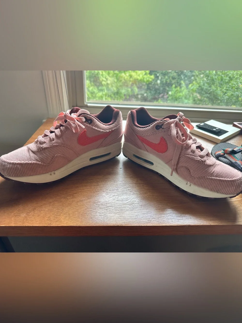 Nike men’s 7/women’s 8.5 Pink Corduroy Air Max with Coral Swoosh Accent EUC